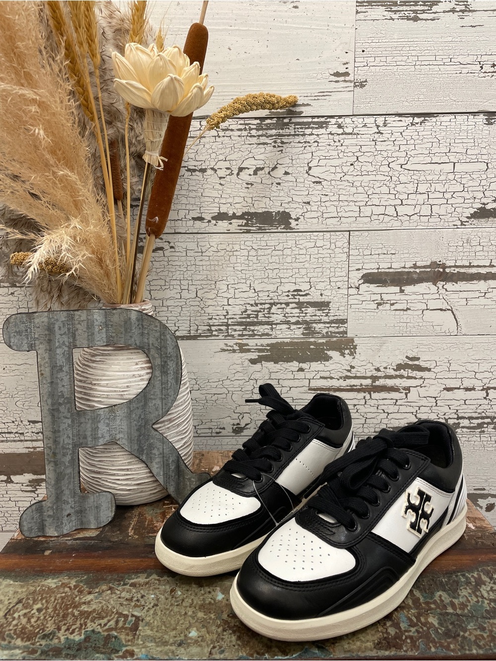 Tory Burch Calf Leather 90โs Black and White Low-Top Logo Sneakers